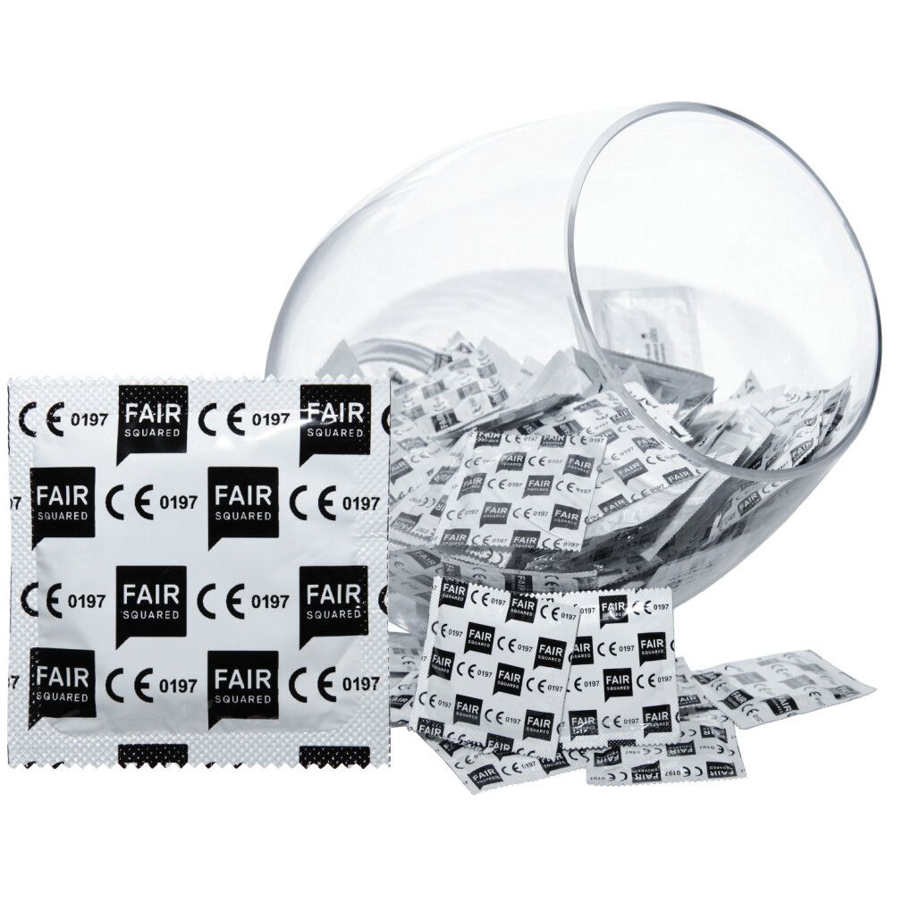 Kondome in Einzelverpackungen. FAIR SQUARED-Logo und CE-Kennzeichnung. Einige liegen vor einem Glasbehälter.