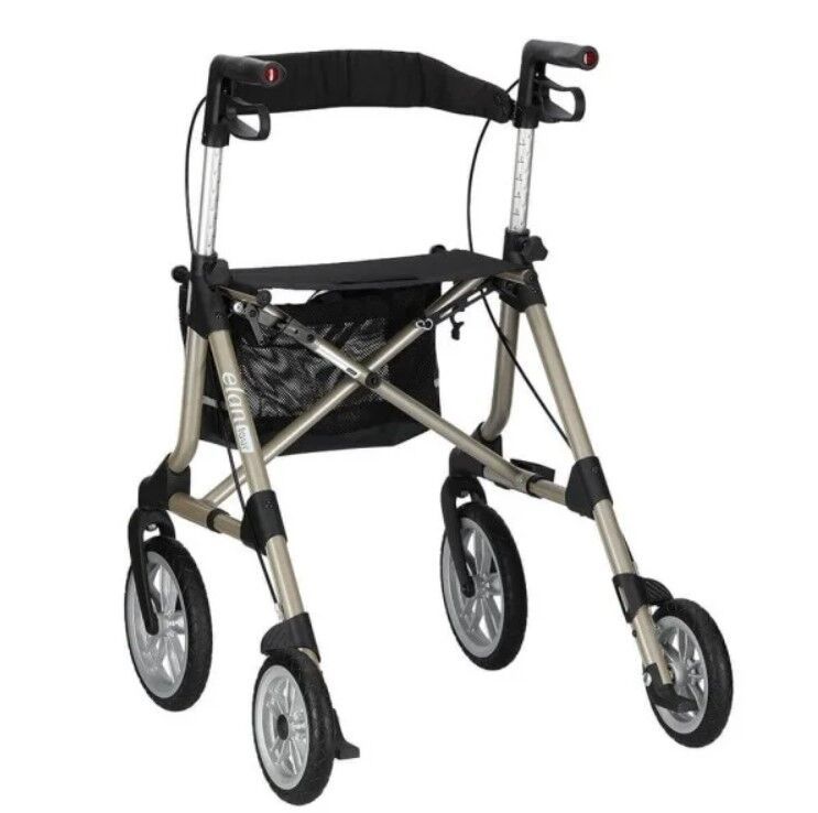 Rollator mit vier Rädern, Sitzfläche und Einkaufstasche. Silberfarbener Rahmen, schwarze Sitzfläche und Tasche. Räder mit silbernen Felgen.