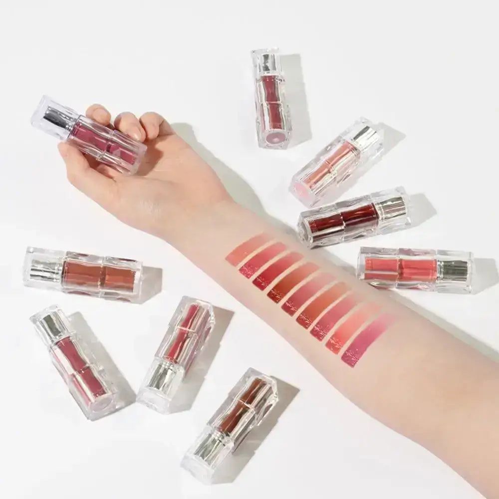 Arm mit Lippen-Tints in verschiedenen Farben. Die Tints sind in transparenten Behältern mit silbernen Deckeln verpackt.