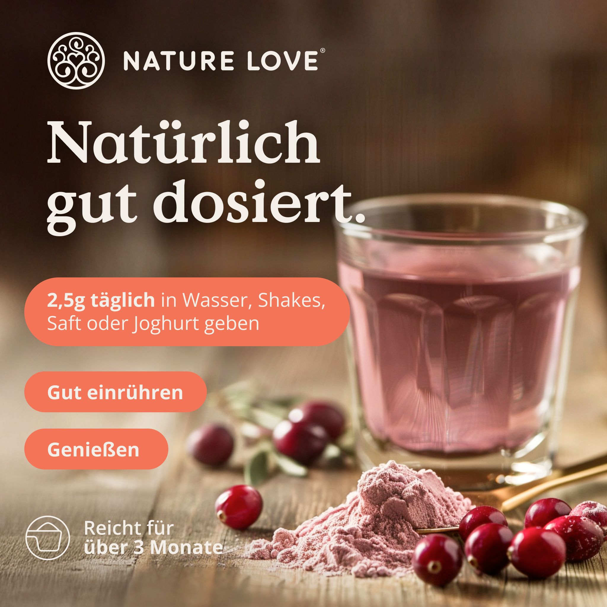 Glas mit rötlichem Getränk, Pulver und Cranberries. Text: Natürlich gut dosiert. Gut einrühren. Genießen.