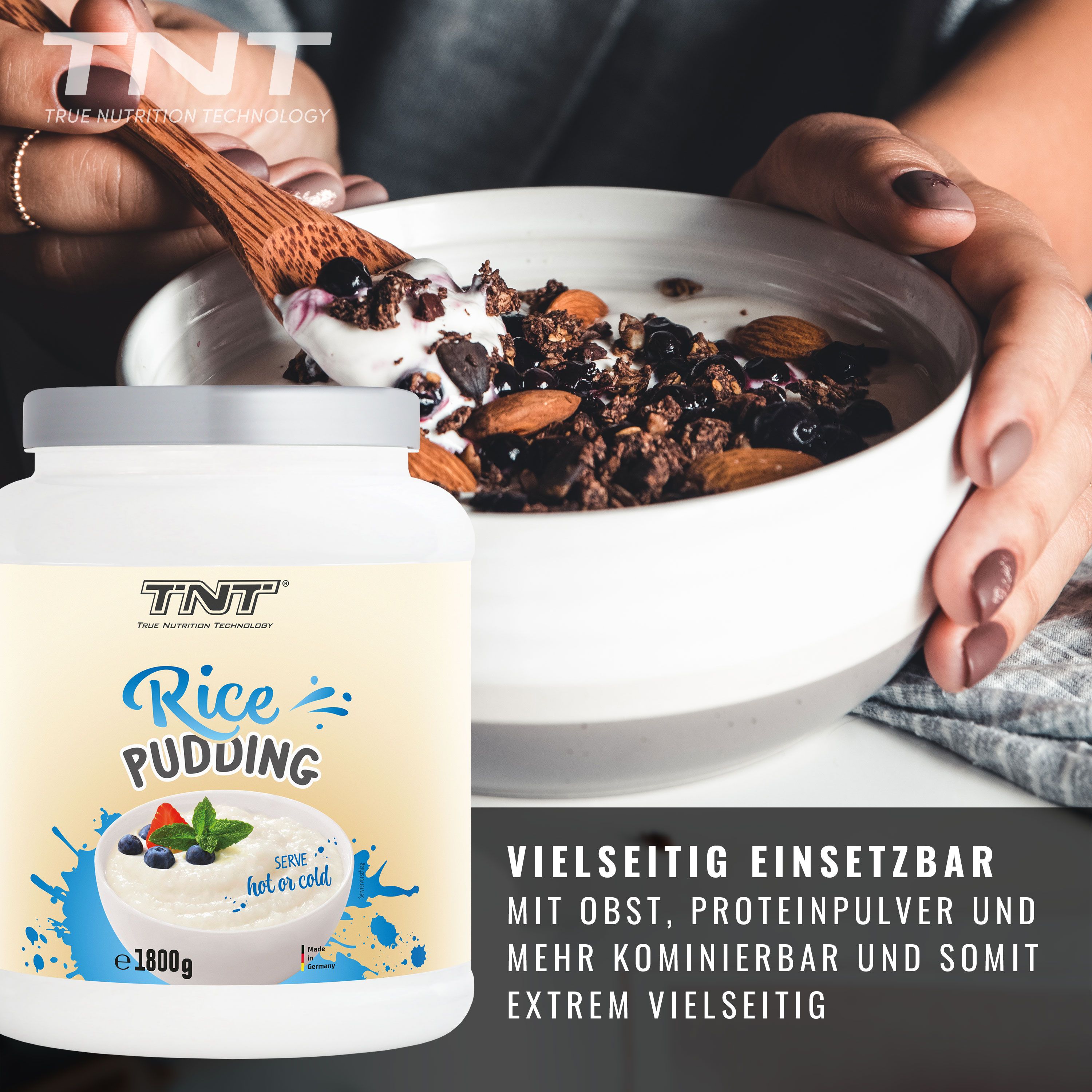 TNT Rice Pudding Behälter neben einer Schüssel mit Pudding und Toppings. Text: Vielseitig einsetzbar mit Obst, Protein und mehr.