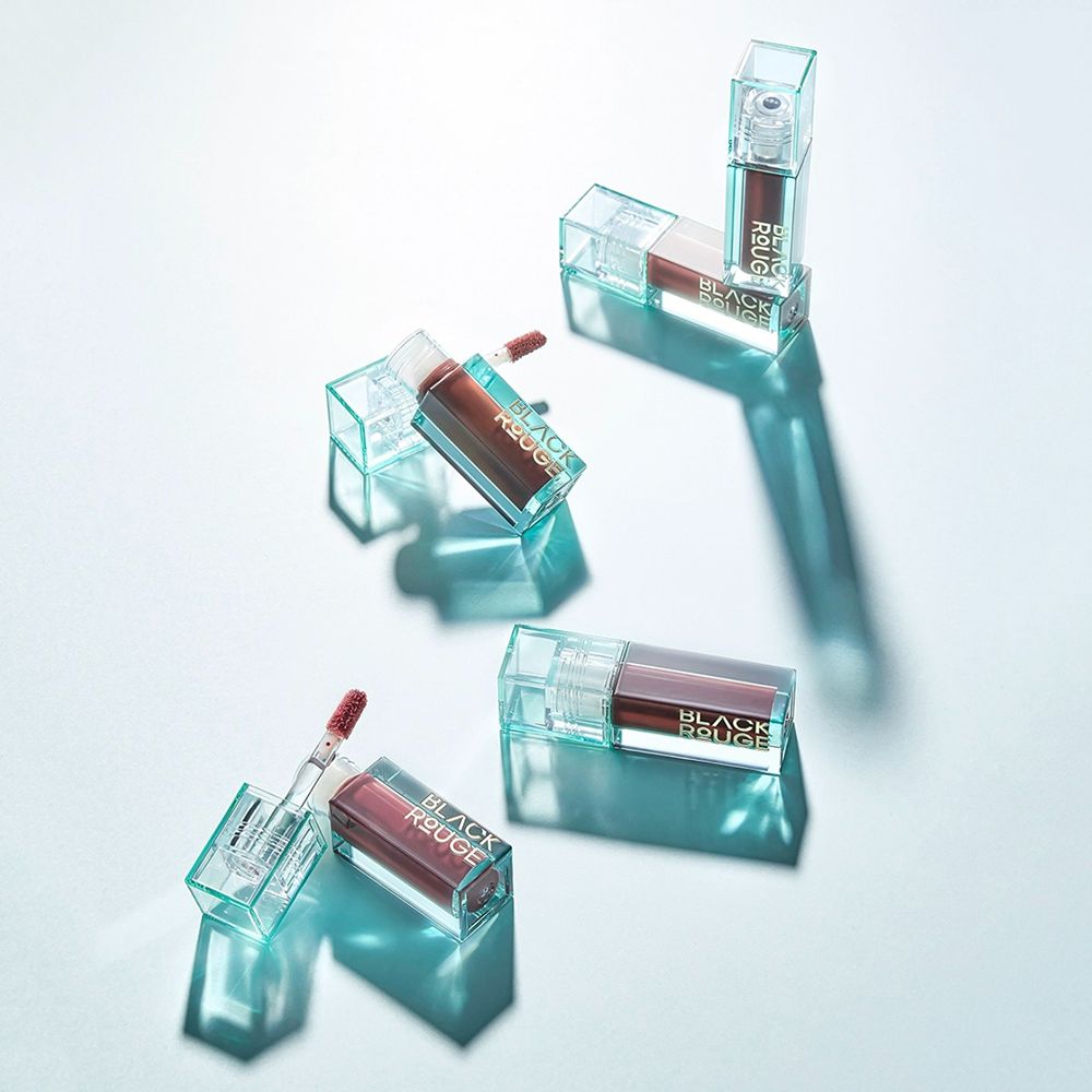 Mehrere Lipgloss-Verpackungen in transparenten Hüllen. Aufschrift "BLACK ROUGE".