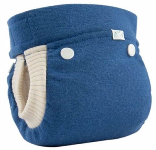 Blaue Stoffwindel mit weißen Druckknöpfen und cremefarbenem Bündchen.