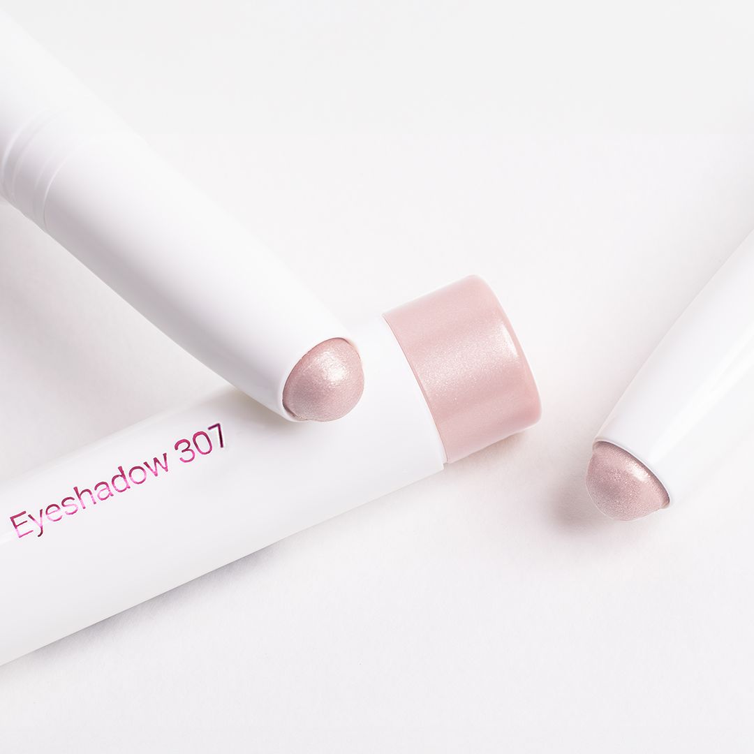 Zwei weiße Stifte mit Lidschatten. Aufschrift: "Eyeshadow 307". Die Enden der Stifte sind rosa.