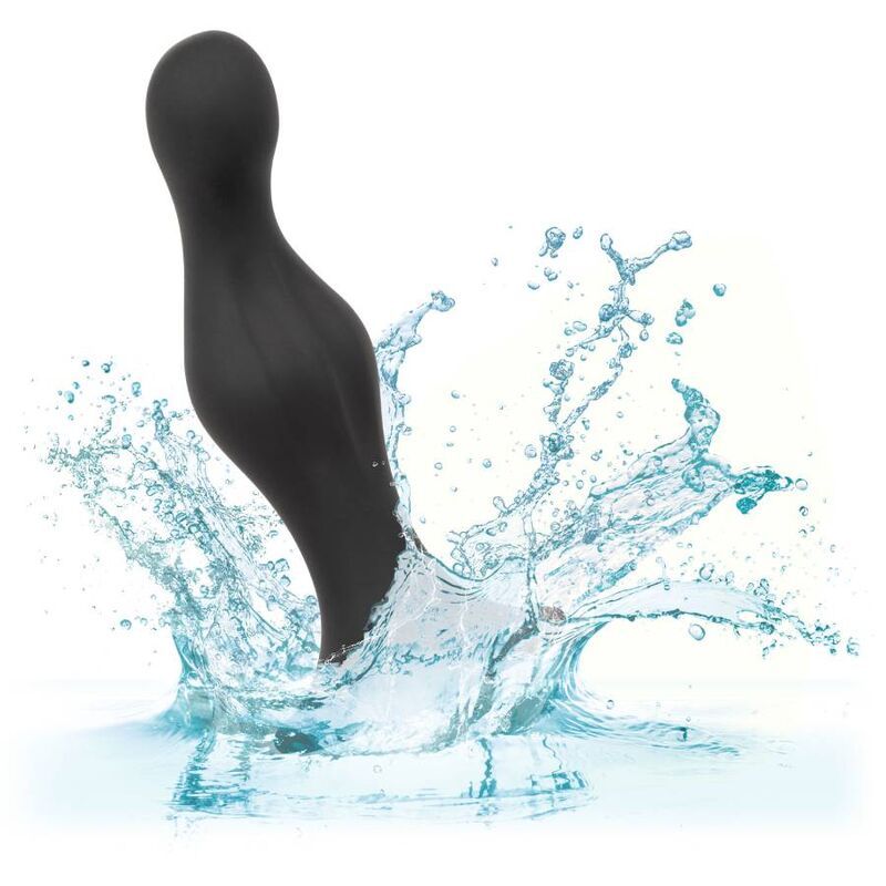 Ein schwarzer Anal-Stöpsel in Wasser. Wasserspritzer umgeben das Produkt.