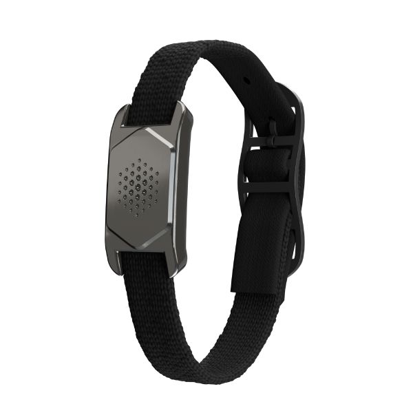 Schwarzes Armband mit rechteckigem, metallfarbenem Element und Lochmuster. Verstellbarer Verschluss.