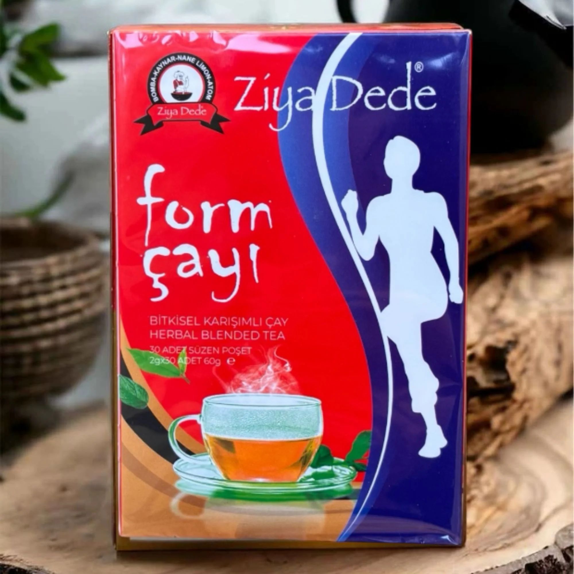 Verpackung mit Logo und Text. Abbildung einer Tasse Tee und einer Person. Türkischer Text.