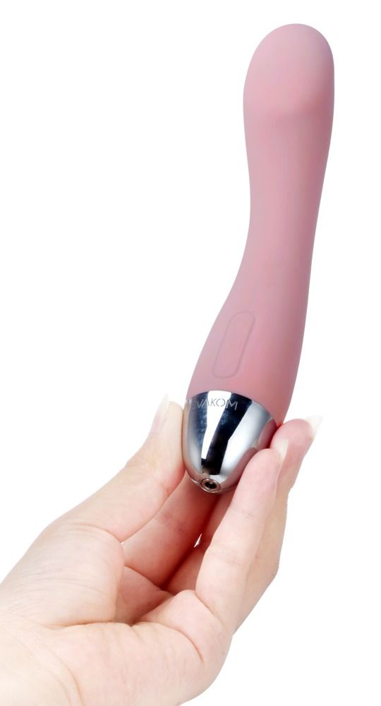 Rosa Vibrator, gehalten in einer Hand. Silberfarbener Kopf. SVAKOM Logo.