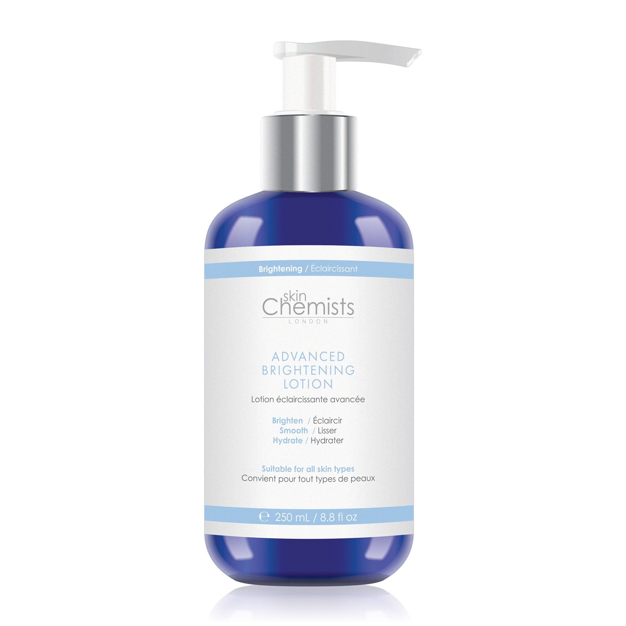 Blaue Flasche mit weißem Spender. SkinChemists Advanced Brightening Lotion. Text: Brightening Lotion, für alle Hauttypen.