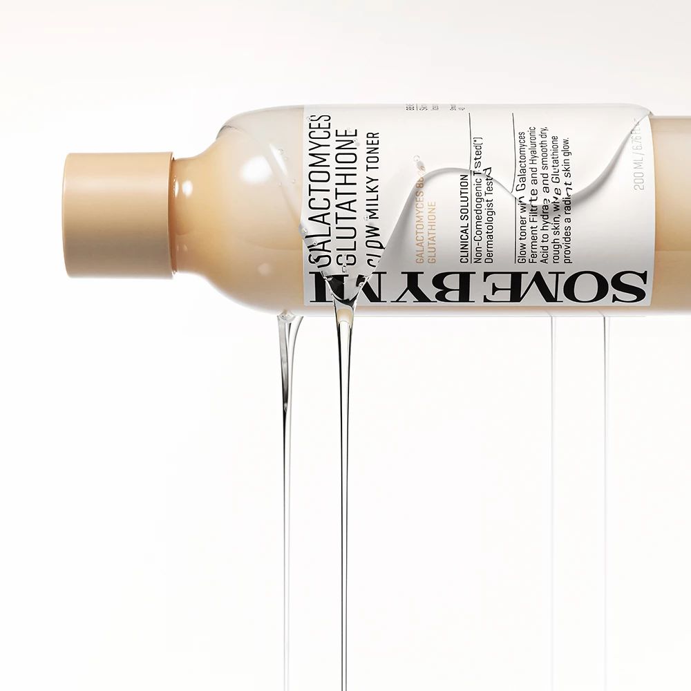 Flasche mit Flüssigkeit, die herausfließt. Aufschrift: SOME BY MI, Galactomyces Glutathione Glow Milky Toner.