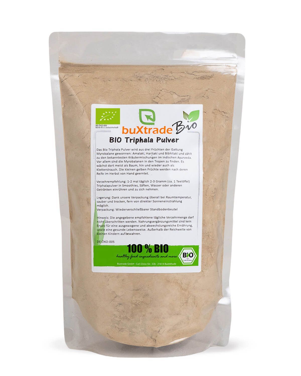 Ein Beutel mit Triphala Pulver, vorne Etikett mit Bio-Siegel.