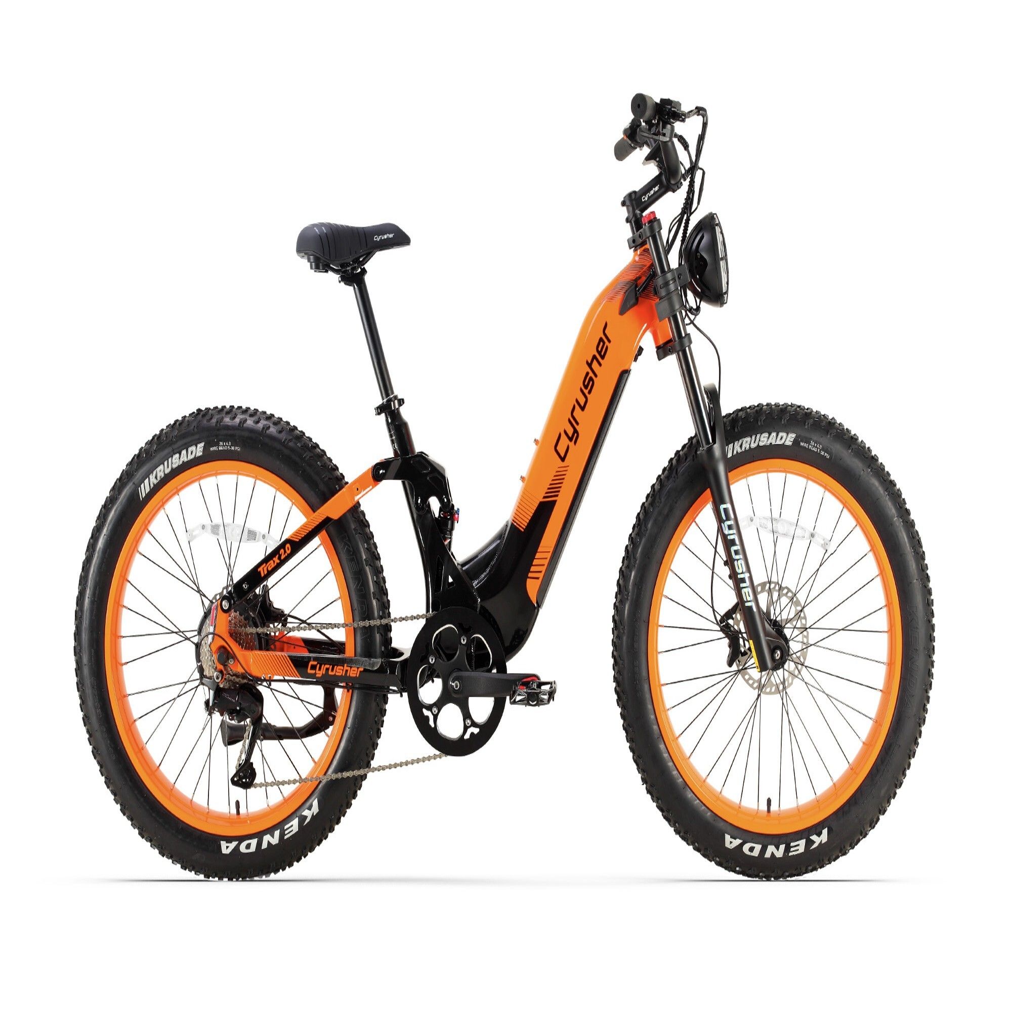 Orangefarbenes E-Bike mit schwarzen Elementen. Breitreifen, Federgabel, Scheinwerfer. Marke CYRUSHER.