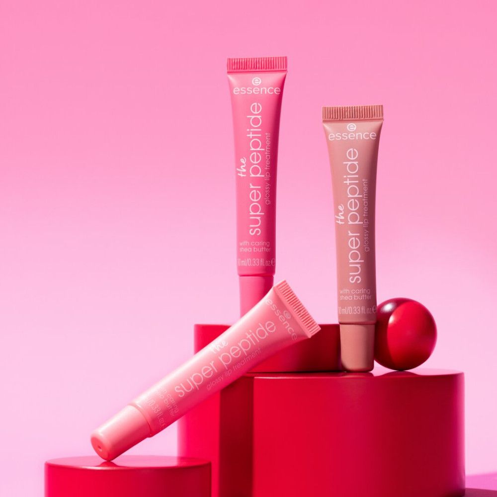 Drei Essence Lippenbalsam-Tuben auf roten Podesten. Produktname "the super peptide" sichtbar.