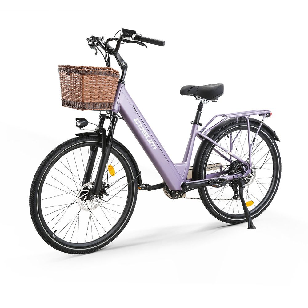 Lila Elektrofahrrad mit Korb. Marke CYSUM. Schwarze Reifen, Sattel und Lenker.