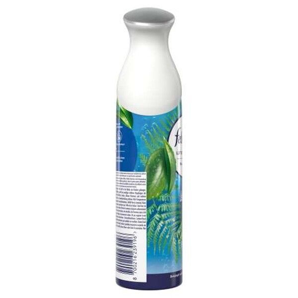 Seitenansicht einer Febreze Lufterfrischer Meeresbrise Sprayflasche mit weißem Sprühkopf und silbernem Akzent.