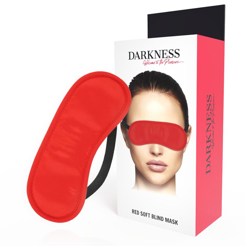Rote Augenmaske neben Verpackung. Verpackung mit Produktname, Gesicht einer Frau und Produktbezeichnung.