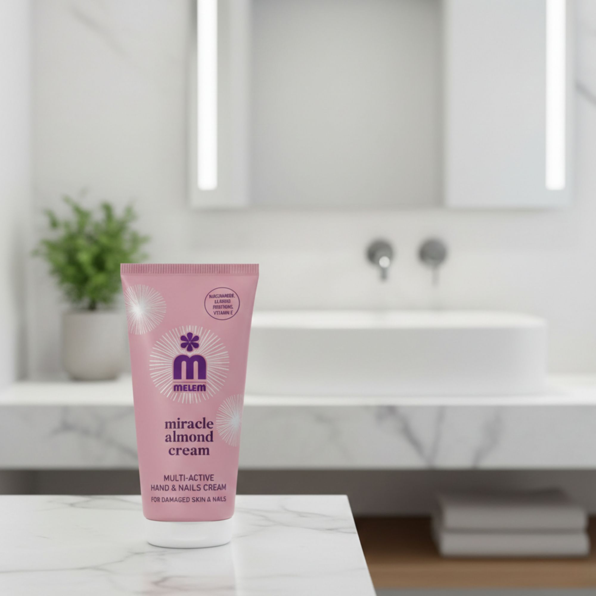 Rosa Tube "melem miracle almond cream" auf Marmor. Text: Multi-Active Hand & Nails Cream. Für geschädigte Haut & Nägel. Mit Mandelöl.
