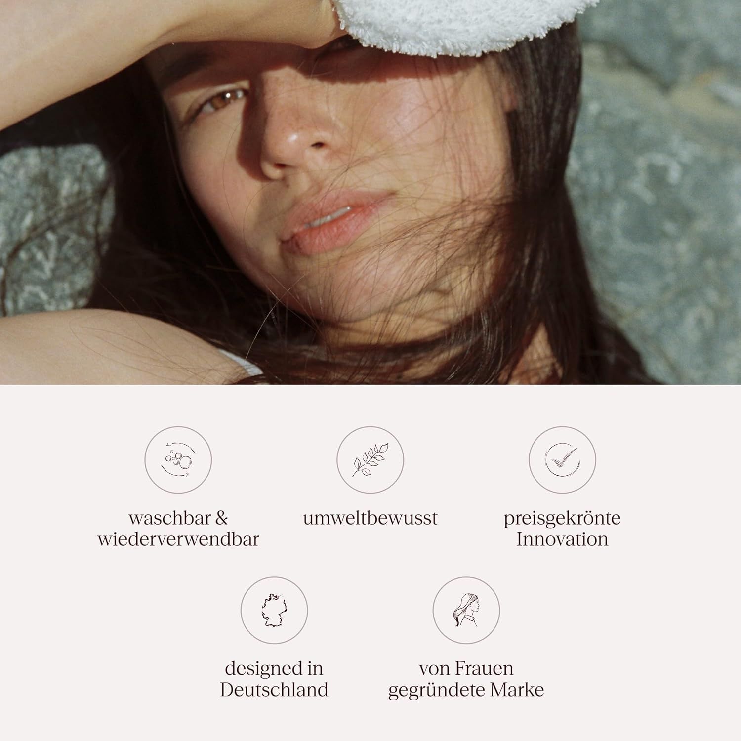 Frau mit Pad. Text: Waschbar & wiederverwendbar, umweltbewusst, preisgekrönte Innovation, designed in Deutschland, von Frauen gegründete Marke.