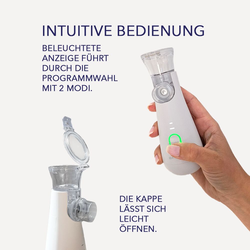 Weißes IEA Medical Inhalationsgerät mit geöffnetem Deckel. Text: Intuitive Bedienung. Beleuchtete Anzeige. 2 Modi. Kappe lässt sich leicht öffnen.