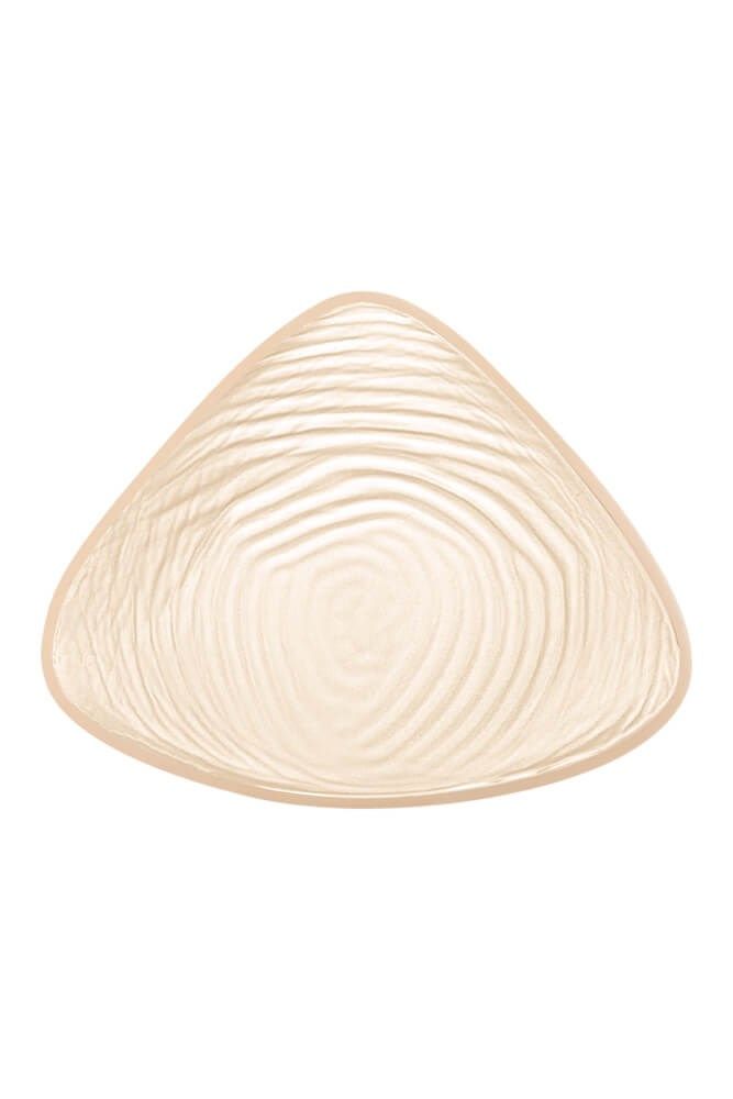 Brustprothese, mittlere Brustform, beige. Tropfenförmig mit konzentrischen Rillen. Vorderansicht.