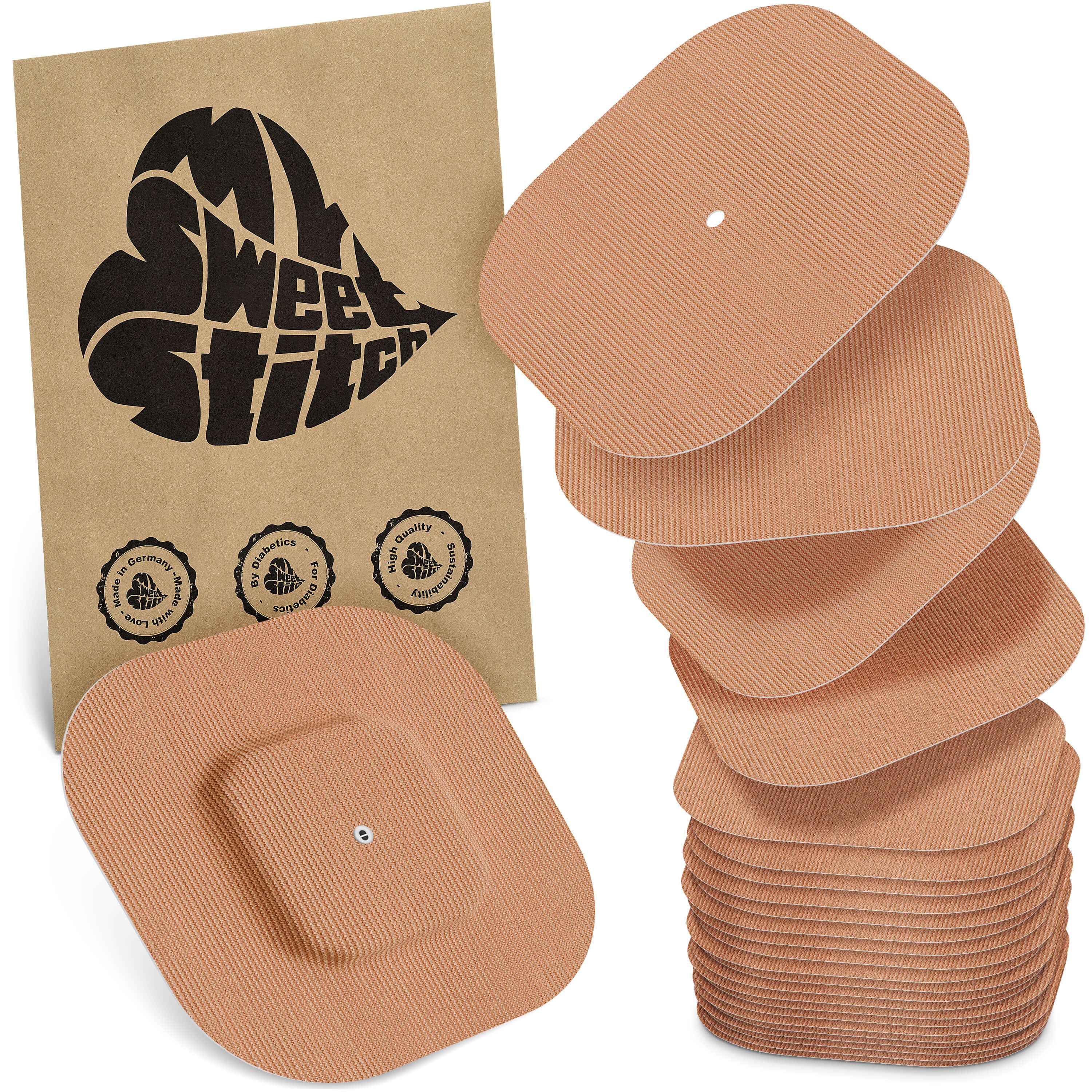 Beige quadratische Pflaster mit abgerundeten Ecken. Braune Papierverpackung mit Logo und Siegeln. Stapel von Pflastern.