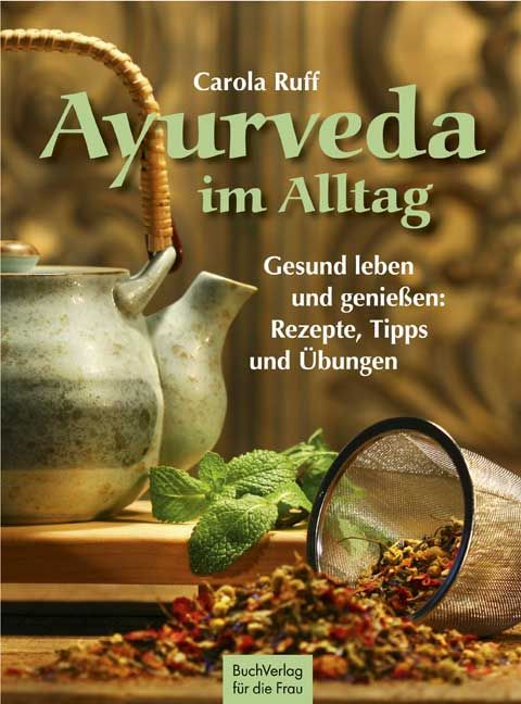 Buchcover: Ayurveda im Alltag. Titel und Autor sichtbar. Teekanne, Kräuter und Teesieb im Vordergrund.