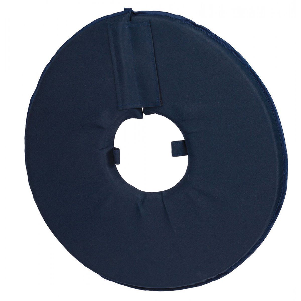 Blauer Leckschutzkragen. Ringförmig, mit Klettverschluss und Schlaufen. Aus Stoff.