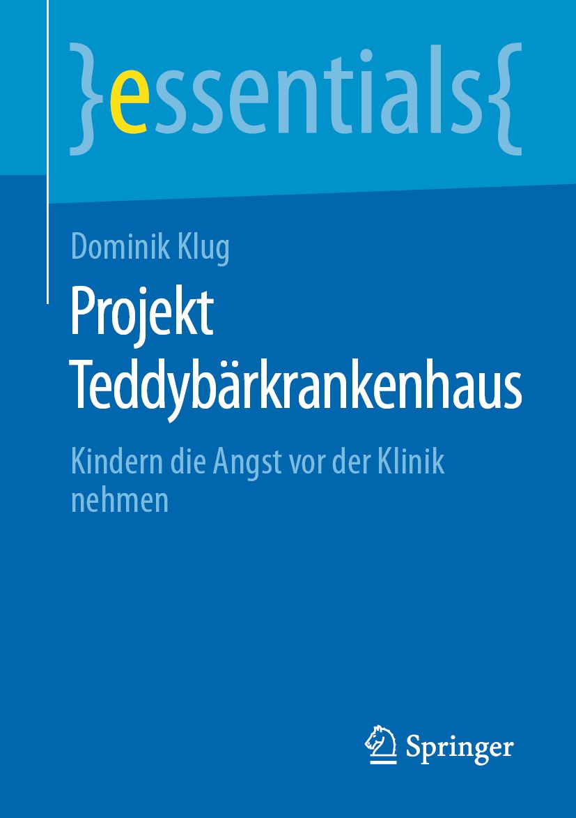 Buchcover: Projekt Teddybärkrankenhaus. Autor: Dominik Klug. Titel in weißer Schrift auf blauem Hintergrund. Logo Springer.