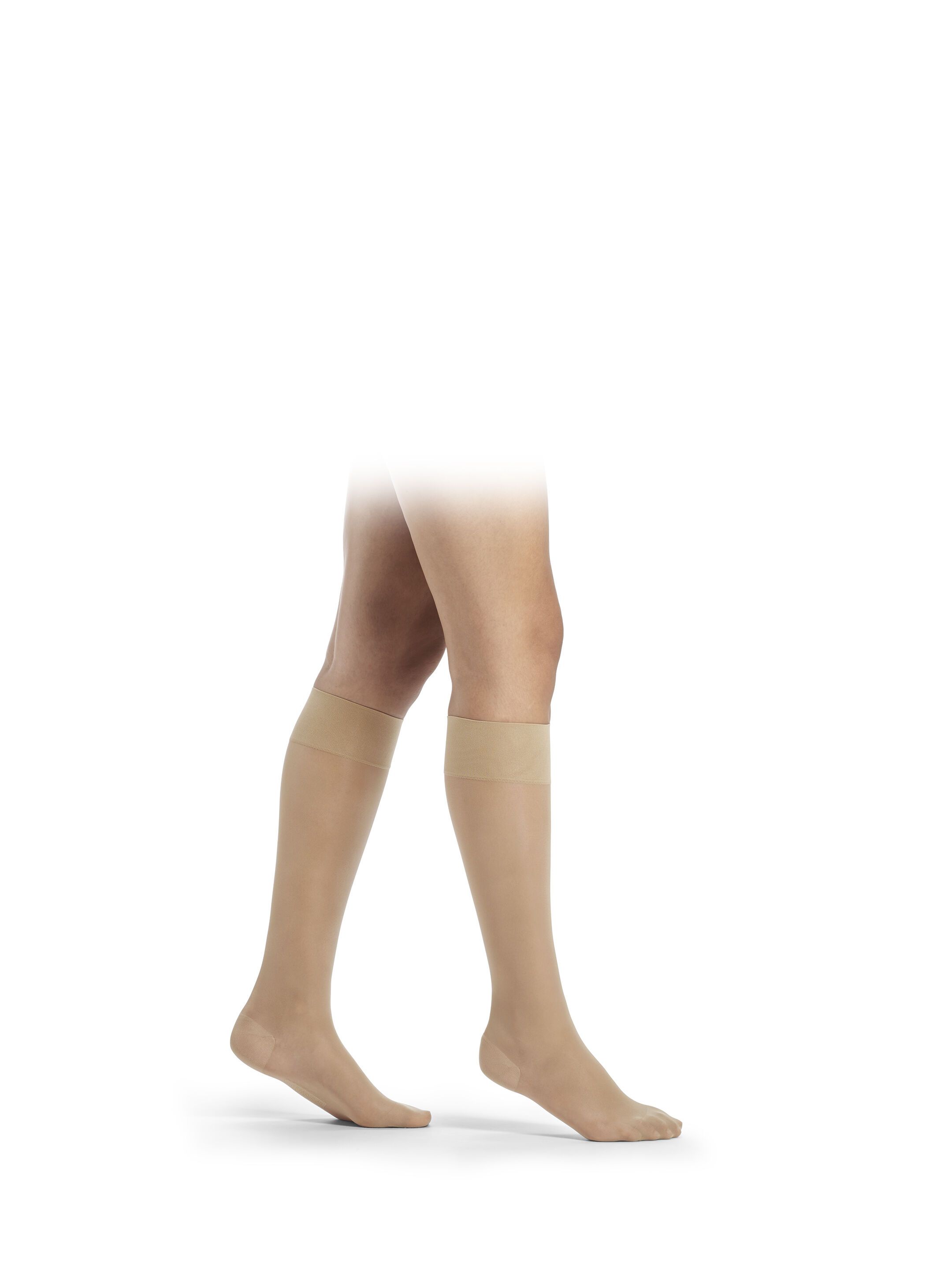 Hautfarbene Kompressionsknie-Strümpfe. Blick von der Seite, eine Person trägt sie. Glänzendes Material.