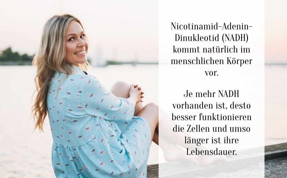 Frau sitzt am Wasser. Text: NADH kommt natürlich im menschlichen Körper vor. Je mehr NADH, desto besser funktionieren die Zellen.
