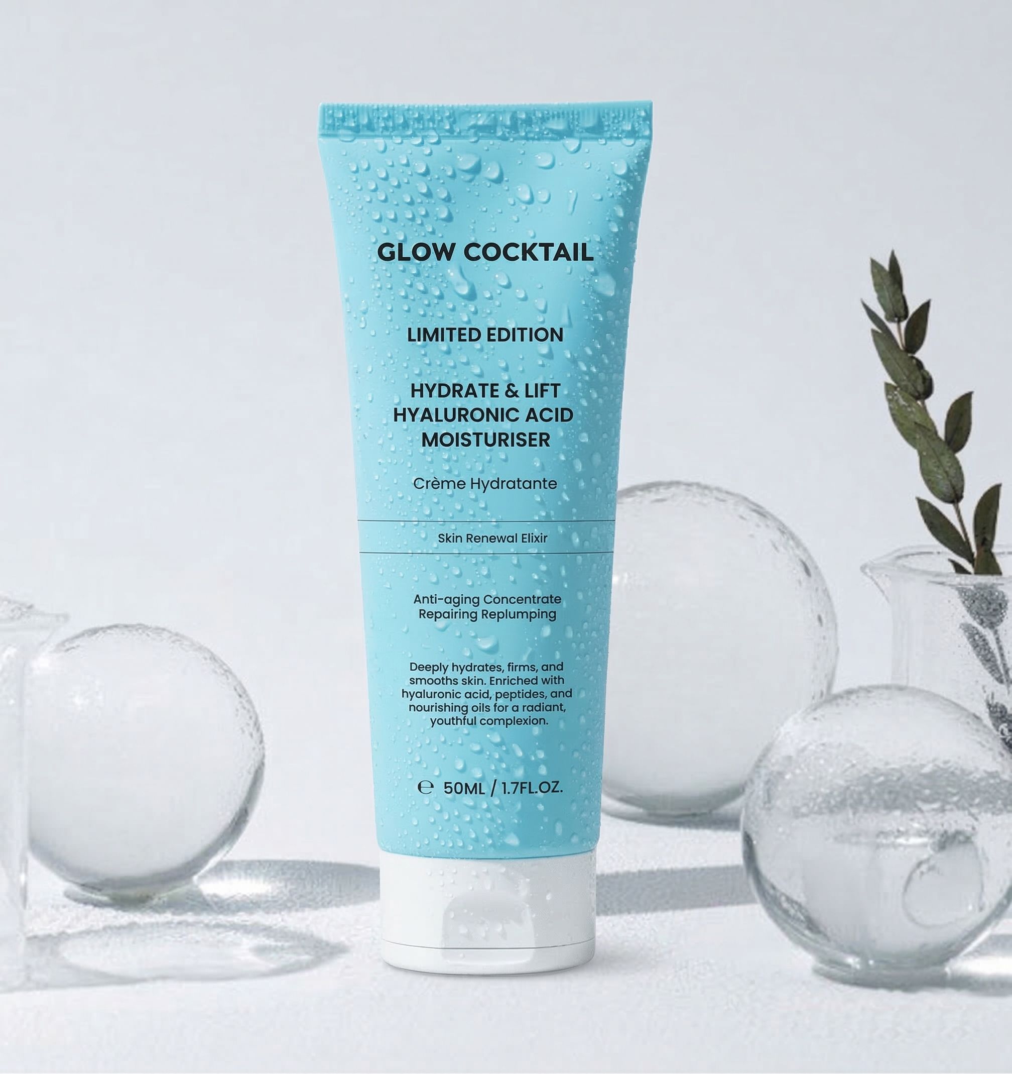 Eine hellblaue Tube mit "Glow Cocktail Hydrate & Lift Hyaluronic Acid Moisturiser" Aufschrift, umgeben von Wassertropfen und Glasobjekten.