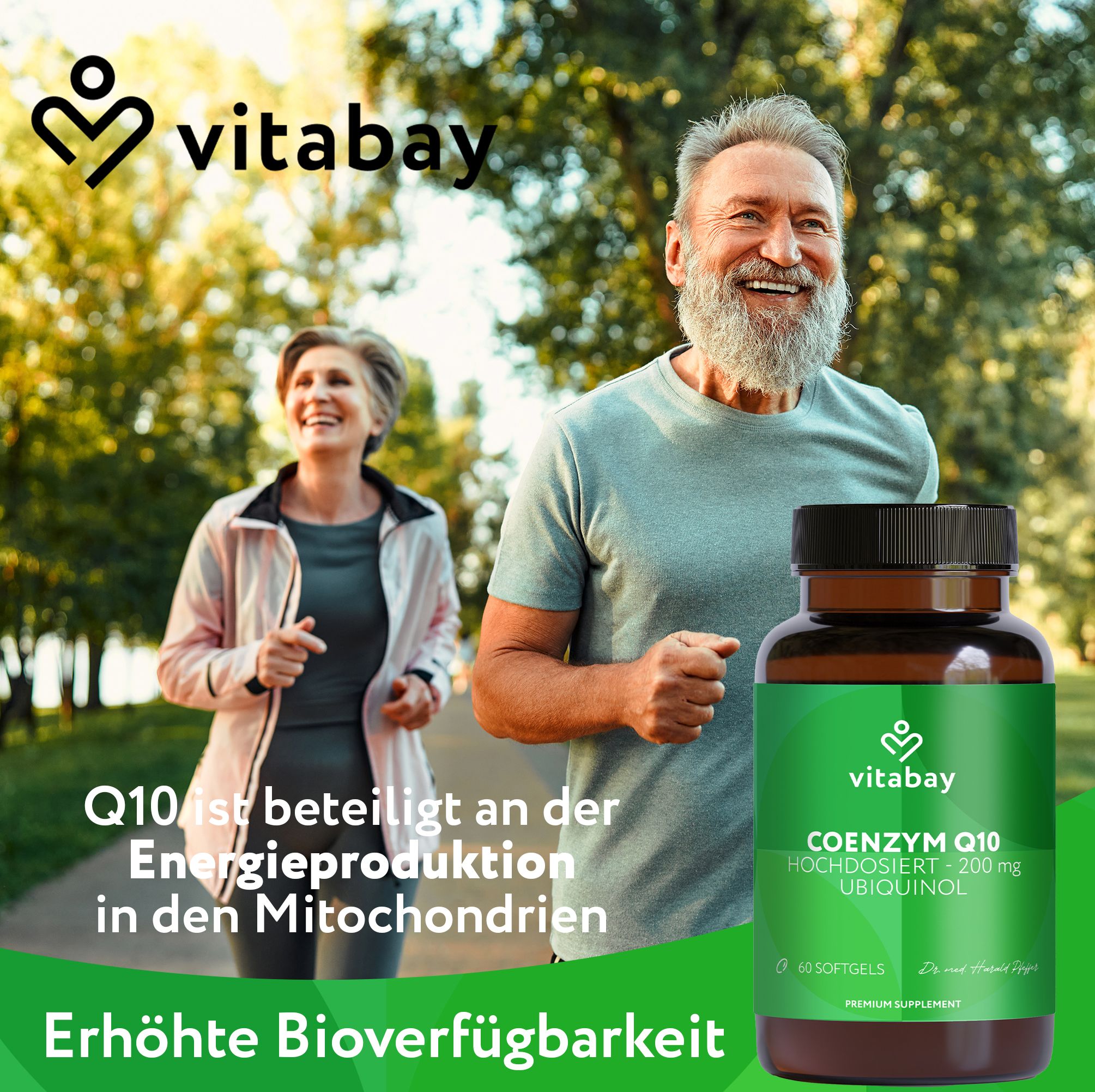Paar joggt. Flasche mit Produktinformationen. Text: Q10 ist beteiligt an der Energieproduktion. Vitabay Logo.