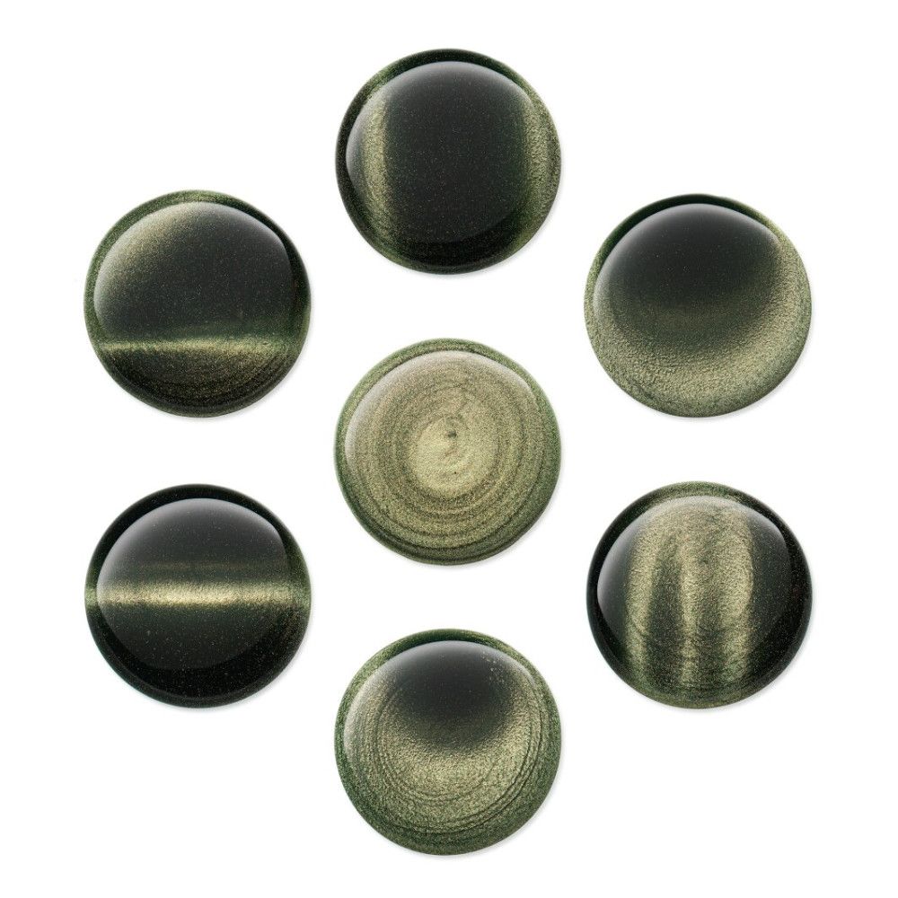 Sieben runde, grüne Steine mit glänzender Oberfläche. Die Steine sind auf weißem Hintergrund angeordnet.