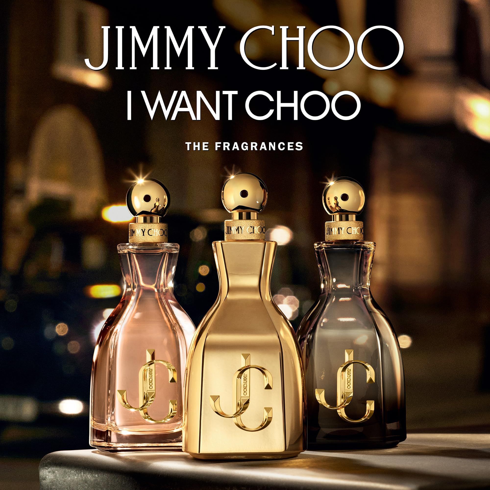 Drei Parfümflakons mit goldfarbenen Verschlüssen. Rosa, gold und dunkelbraune Flüssigkeiten in Glasbehältern. Text: JIMMY CHOO I WANT CHOO.