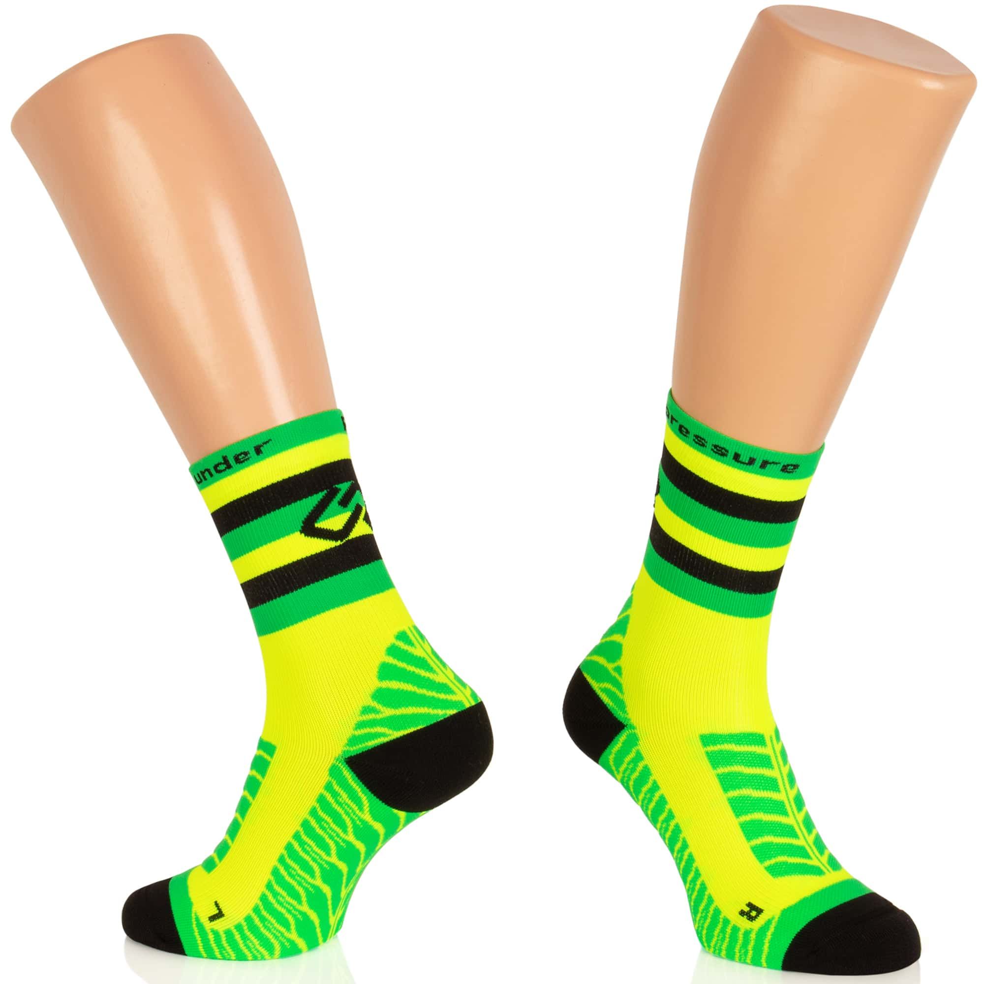 Gelb-grüne Socken mit schwarzen Akzenten. Schwarze und grüne Streifen am oberen Rand. Logo und Schriftzug "Under Pressure".