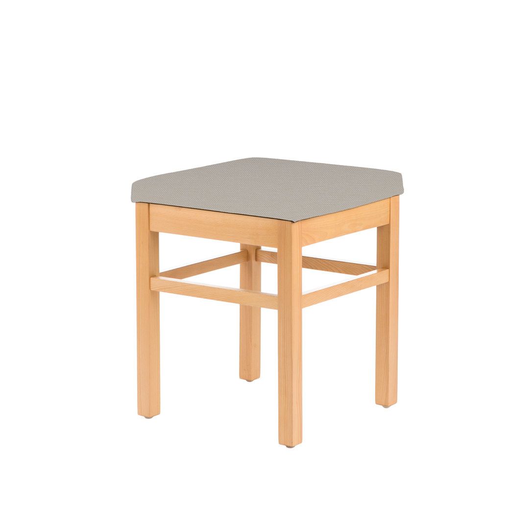 Hocker mit Holzrahmen und grauem Sitz. Quadratische Sitzfläche, vier Holzbeine.