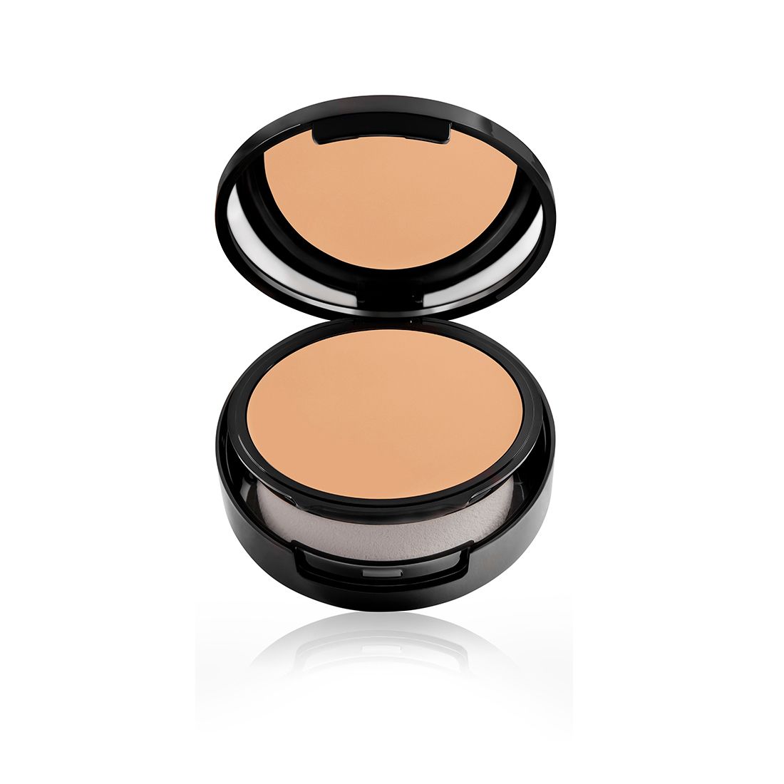 Kompakt-Make-up-Puder in schwarzem Behälter. Mit Spiegel und Schwamm-Applikator. Geöffnet, Blick auf die Make-up-Oberfläche.