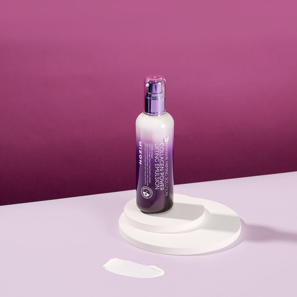 Flasche auf Podest. Aufschrift: MIZON, Collagen Power Lifting Emulsion. Klecks Emulsion daneben.