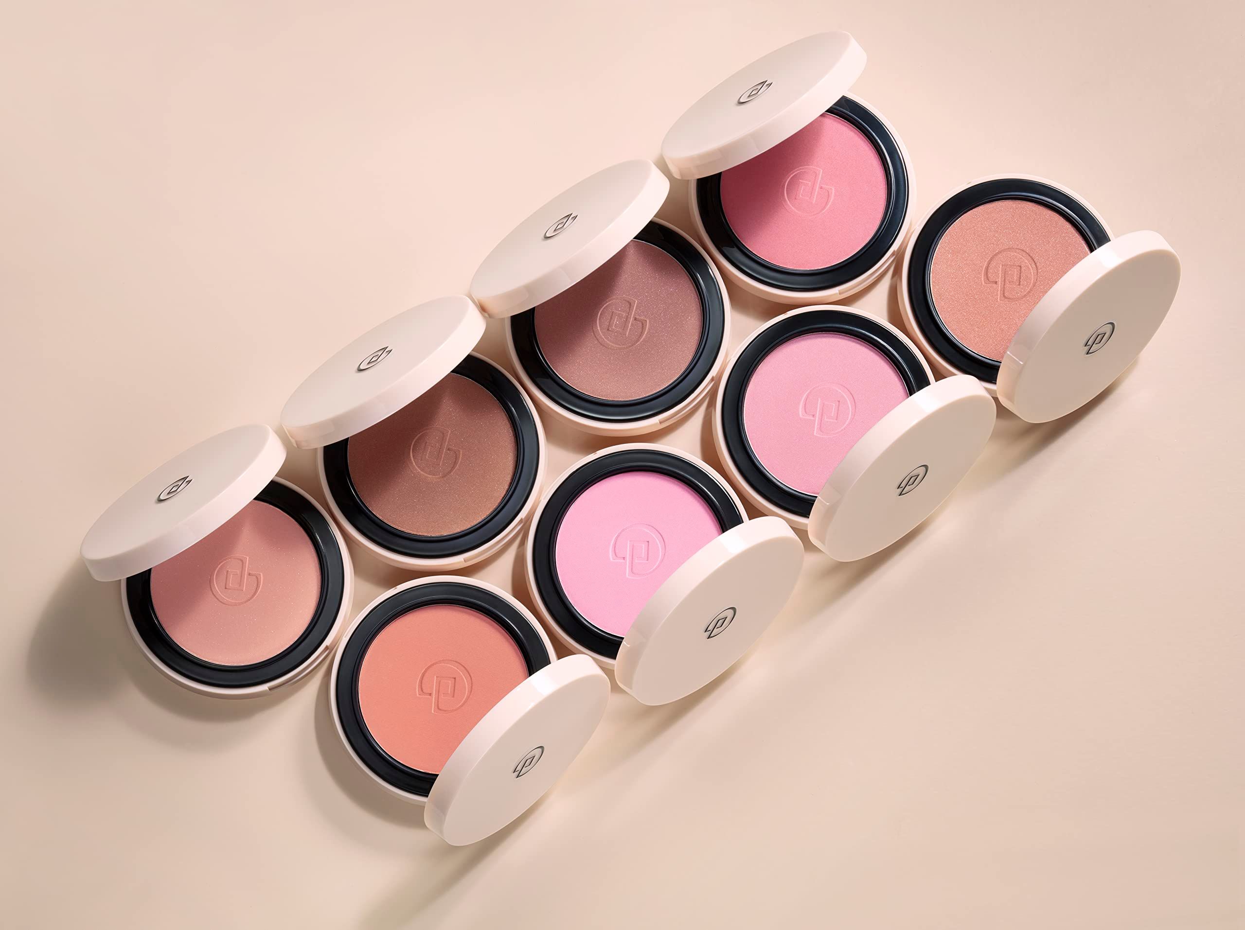 Mehrere Blush-Kompaktpuder mit geöffneten Deckeln. Verschiedene Rosatöne. Auf hellem Hintergrund angeordnet.