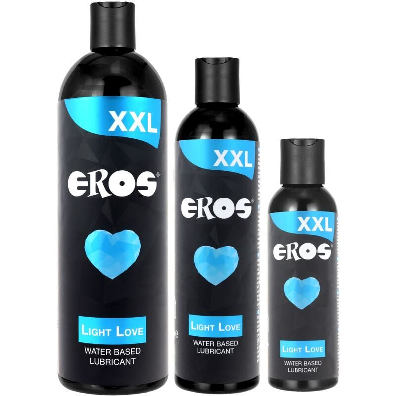 Drei schwarze Flaschen mit blauen Etiketten. Aufschrift: XXL, EROS, Light Love, Wasserbasiertes Gleitmittel. Unterschiedliche Größen.