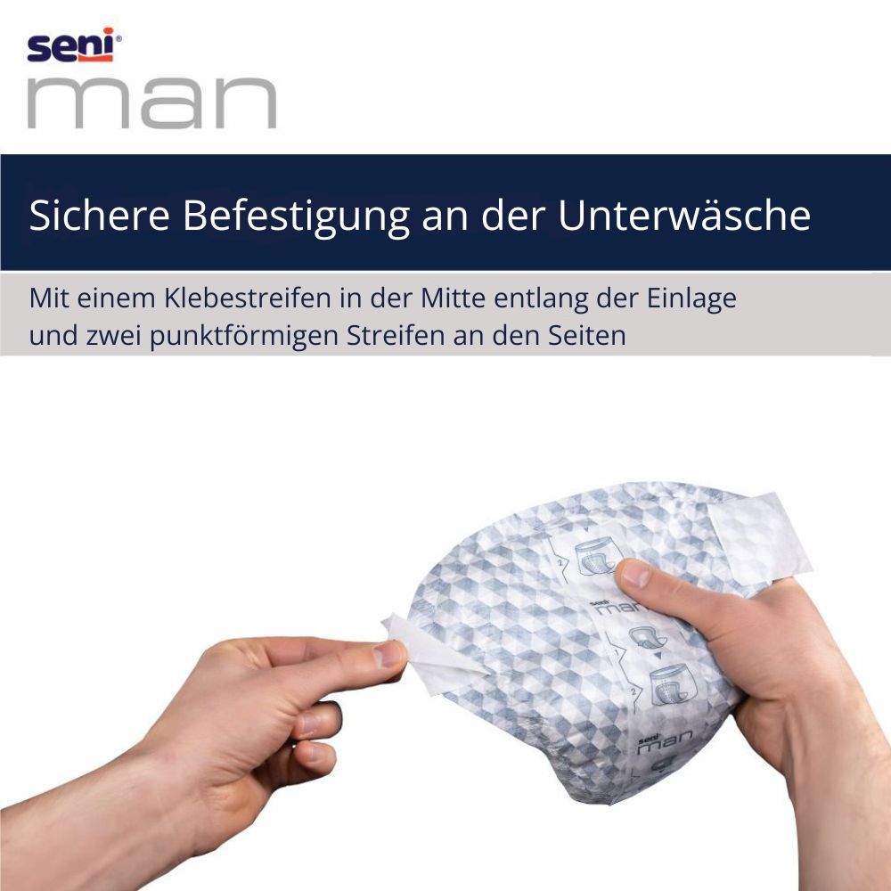 Hände halten eine Seni Man Inkontinenzeinlage. Klebestreifen wird gezeigt. Produktinformationen sichtbar.
