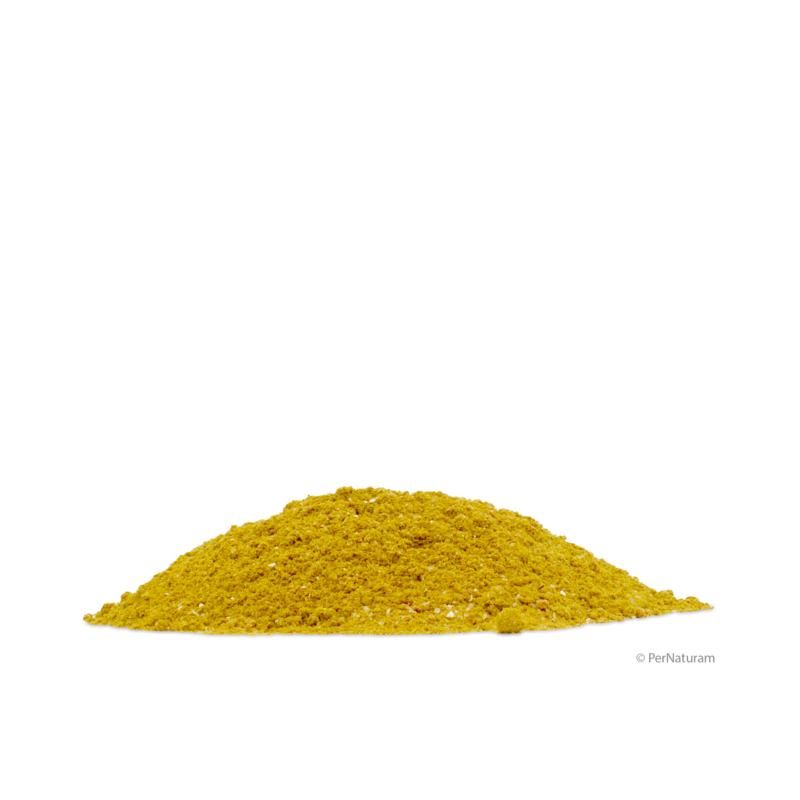 Haufen gelbes Pulver auf weißem Hintergrund. Text: PerNaturam.