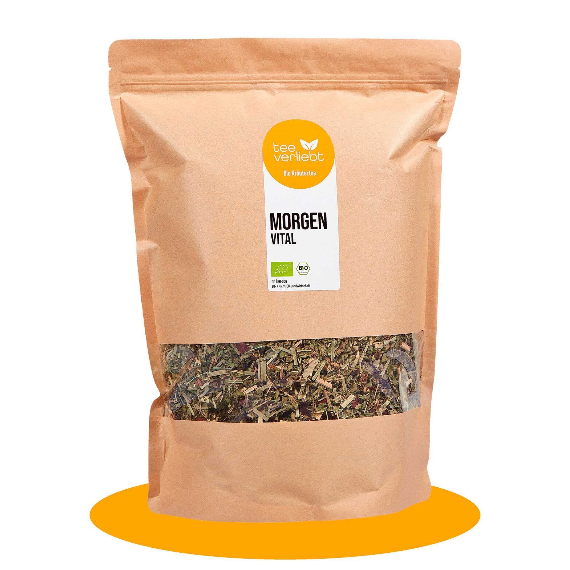 Beutel mit Kräutertee. Sichtfenster zeigt Inhalt. Aufkleber mit "Morgen Vital" und Bio-Siegel. Marke "tee verliebt".