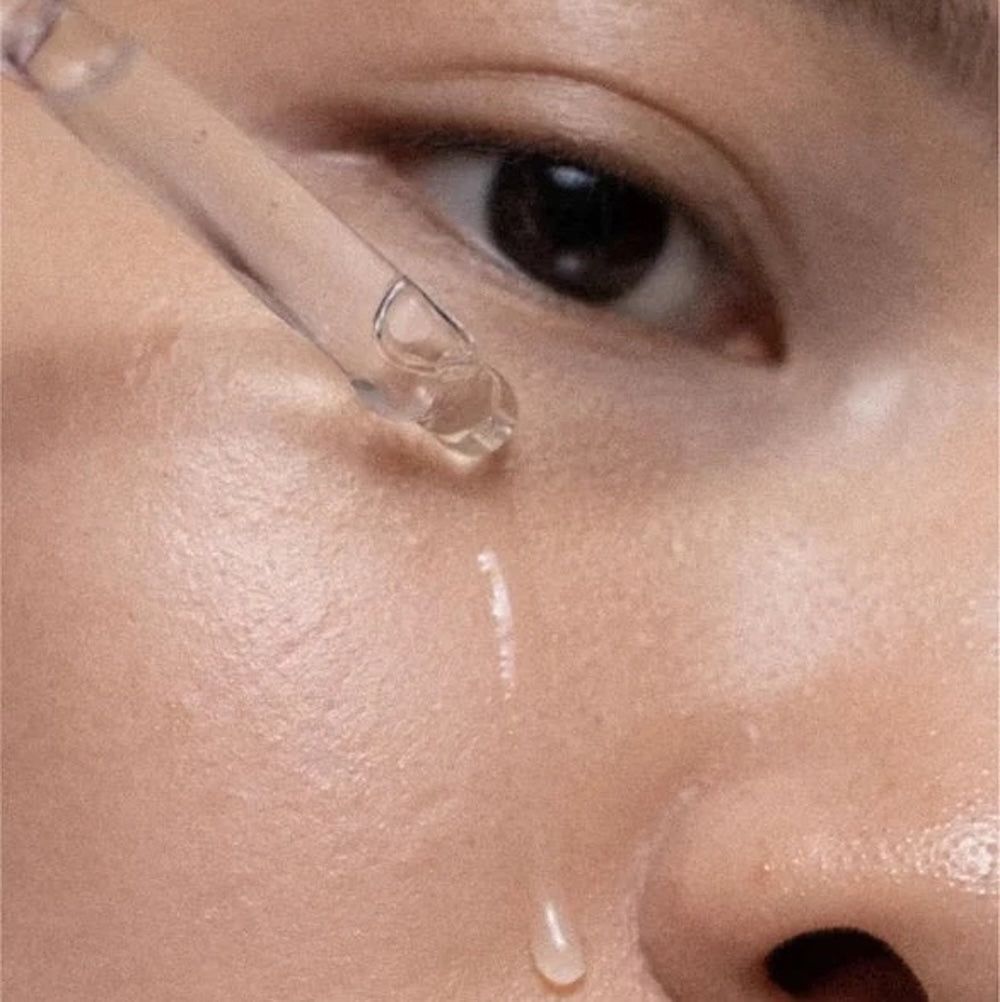 Nahaufnahme: Pipette gibt Zero Skin Serum auf die Haut.