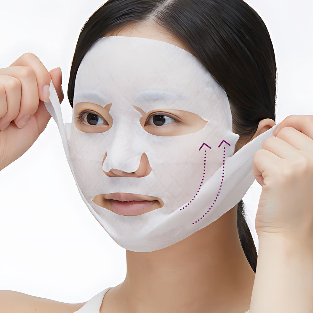 Gesichtsmaske, weiß, auf Gesicht einer Person. Maske wird an den Wangen hochgezogen. Pfeile zeigen die Richtung.
