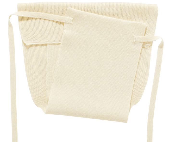 Beige Strickwindel mit Bändern. Rechteckiger Stoffteil mit angenähten Bändern. Rippstrickmuster.