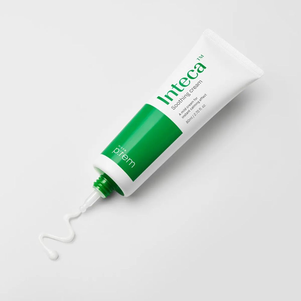 Weiße Tube mit grünem Streifen und Schriftzug 'Inteca Soothing cream'. Marke: make p:rem. Creme-Strang tritt aus.