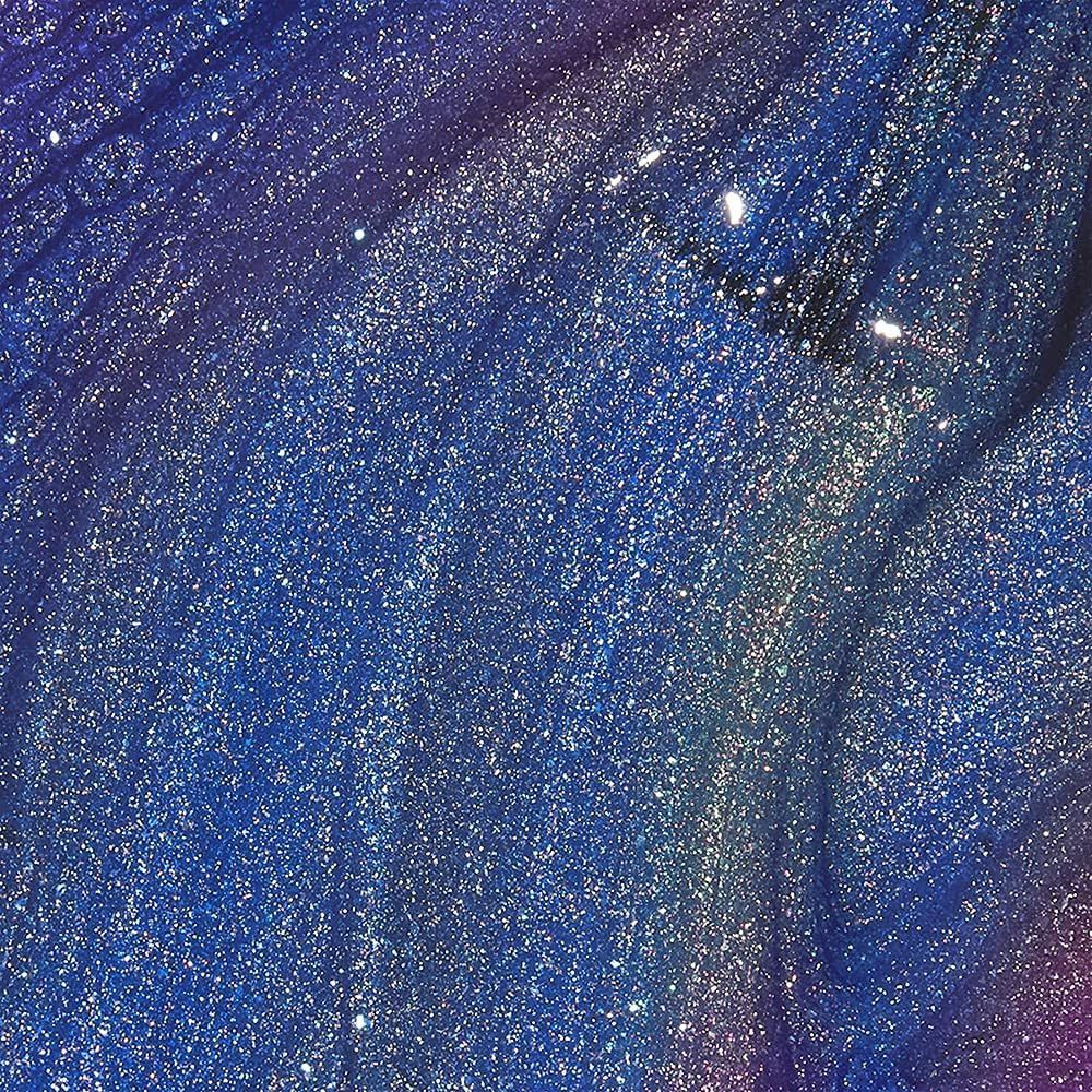 Blauer Nagellack mit Glitzer. Nahaufnahme, wellenförmige Textur. Farbverlauf von Blau zu Lila.