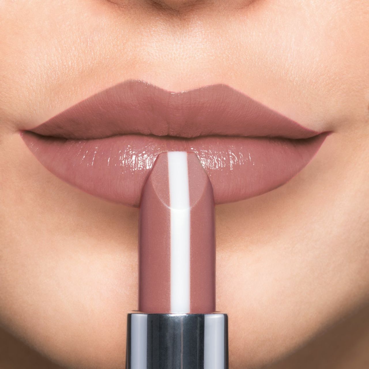 Artdeco Hydra Care Lippenstift wird auf Lippen aufgetragen. Lippenstift in Rosa-Braun-Ton. Silberfarbene Hülse sichtbar.