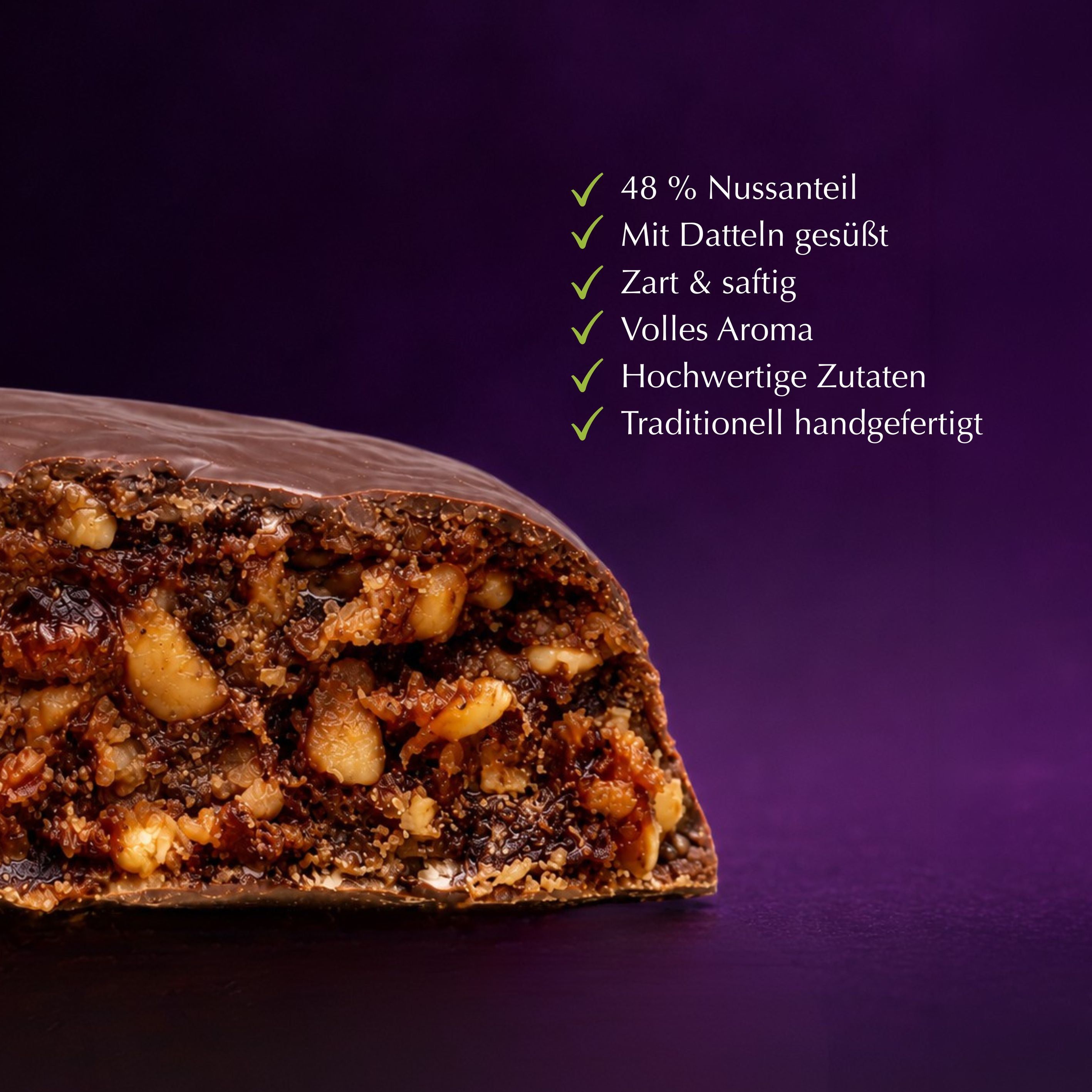 Schnittansicht eines Lebkuchens mit Nüssen und Früchten. Text: 48% Nussanteil, mit Datteln gesüßt, zart, saftig, volles Aroma.